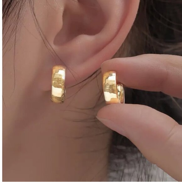 NEW Gold tone hammered finish small Huggies hoop earrings - Picture 3 of 3